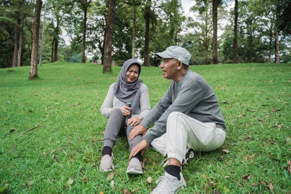 Pasangan tua memiliki beberapa pijat saat duduk di taman — Stok Foto