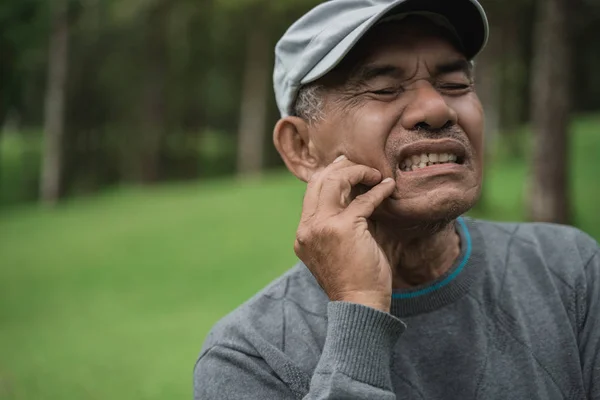 Sênior asiático masculino tendo dor de dente — Fotografia de Stock