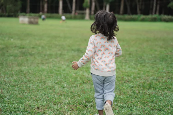 公園で走っている少女 — ストック写真