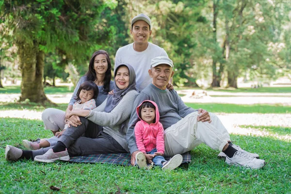 Famiglia con genitori, nonni e nipoti insieme — Foto Stock