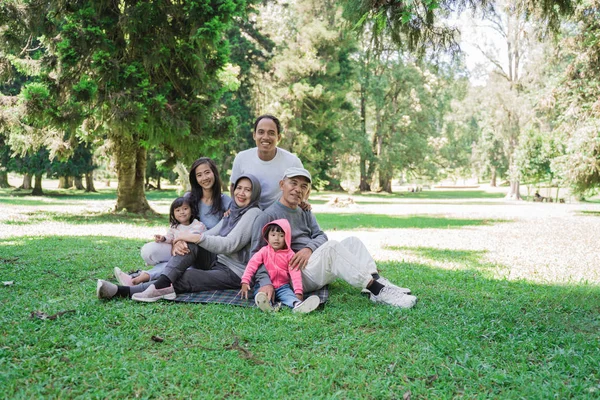 Familie mit Eltern, Großeltern und Enkeln zusammen — Stockfoto