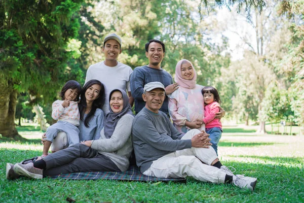 Keluarga dengan orang tua, kakek dan cucu bersama-sama — Stok Foto