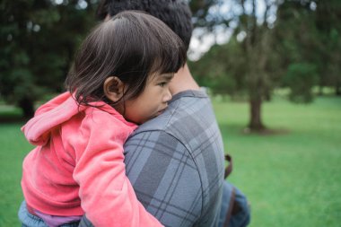 Üzgün çocuk baba tarafından yapılan