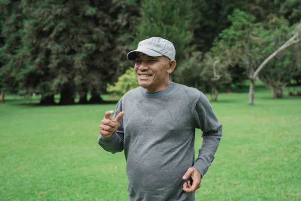 Senior man loopt in de tuin — Stockfoto
