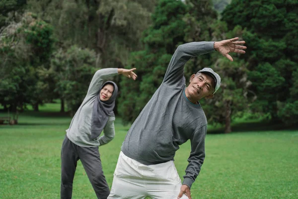 Asiático musulmán senior pareja ejercicio juntos — Foto de Stock