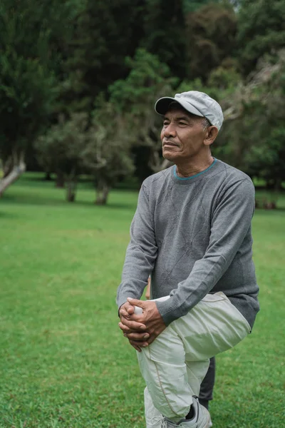 Asiático senior macho haciendo ejercicio — Foto de Stock