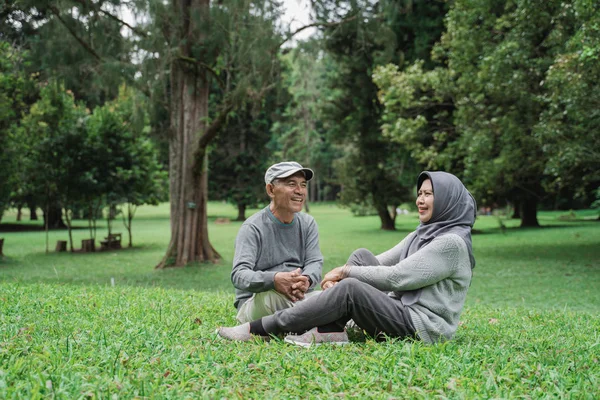 Muslimisches Seniorenpaar entspannt im Park — Stockfoto