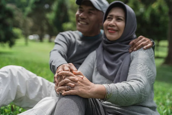 Muçulmano casal sênior relaxante no parque — Fotografia de Stock