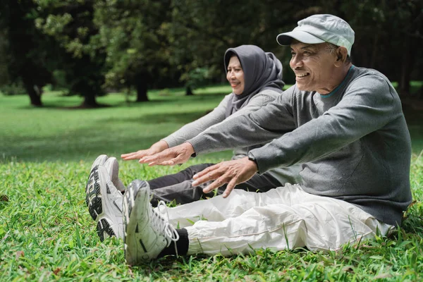 Senior paar uitoefening in de natuur — Stockfoto