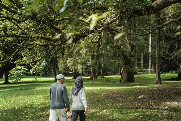 Muslimisches Seniorenpaar spaziert gemeinsam im Garten — Stockfoto