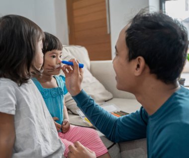 babası iki kızının yüzüne boya