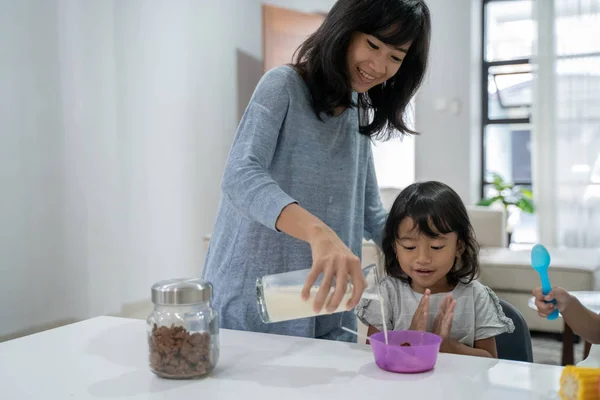 Feliz asiático niños teniendo desayuno —  Fotos de Stock