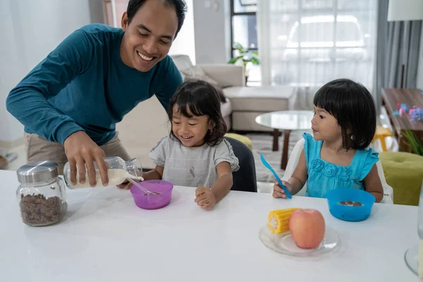 Ayah asia sarapan dengan dua gadis kecilnya. — Stok Foto