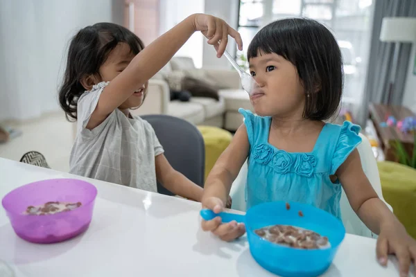 Asiático niño teniendo desayuno en la mañana — Foto de Stock