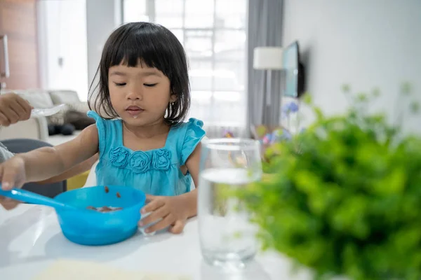 Lindo niño tomando el desayuno por sí misma —  Fotos de Stock