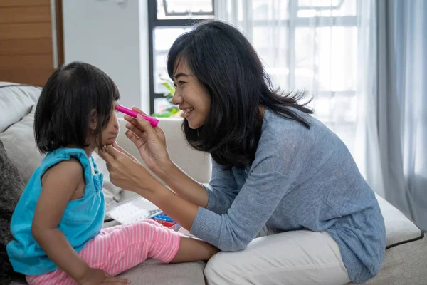 妈妈把她的孩子画在脸上 — 图库照片