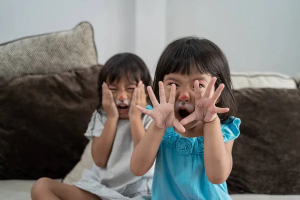 Asiático niños teniendo su los rostros pintado — Foto de Stock