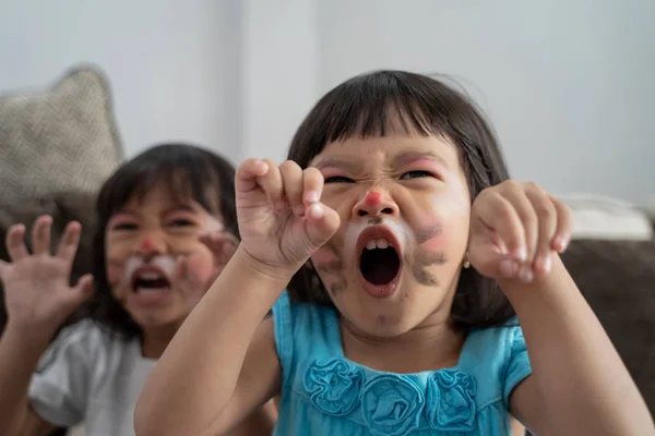 Asian kids having their faces painted — Stock Photo, Image