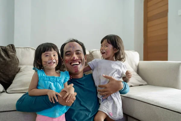 Face painting with daddy at home — Stock Photo, Image