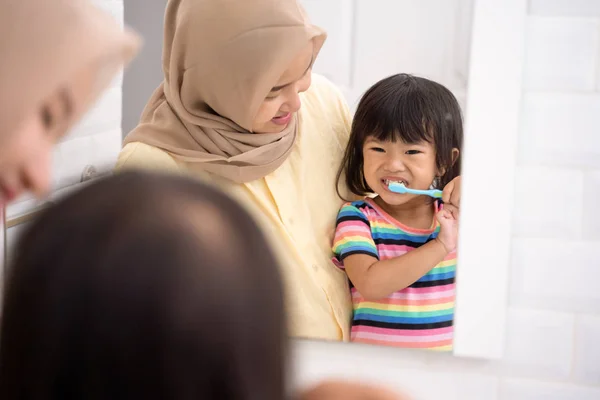 Madre Musulmana Hija Cepillándose Los Dientes Juntos Antes Acostarse —  Fotos de Stock