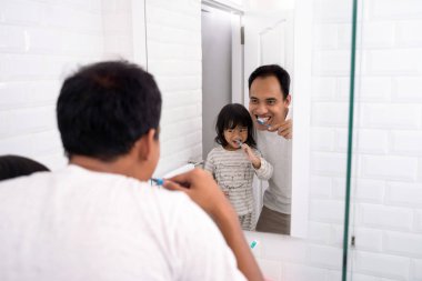 Baba ve kızı birlikte diş fırçalama