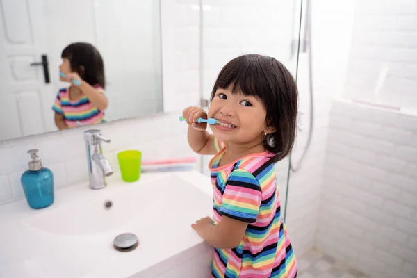 Niño de forma independiente cepillarse los dientes —  Fotos de Stock