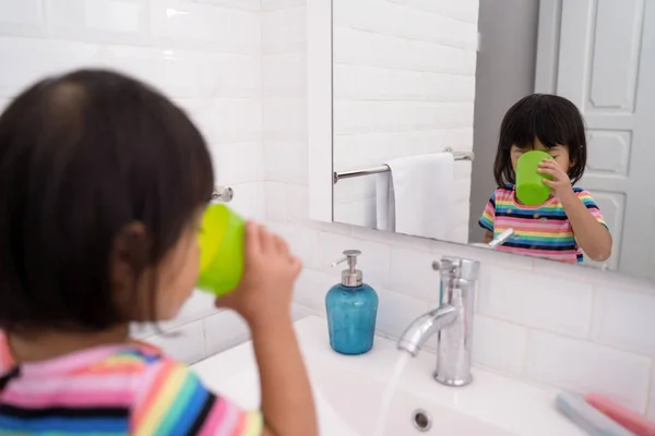Bambino lavarsi la bocca o fare i gargarismi — Foto Stock