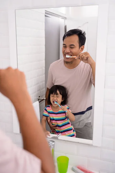 子供はお父さんと歯を磨く方法を学ぶ — ストック写真