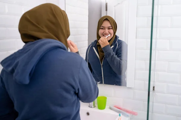 Mladá žena hidžáb dělat běžné činnosti — Stock fotografie