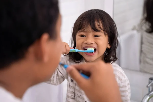 Niño y papá se divierten mientras se cepillan los dientes —  Fotos de Stock