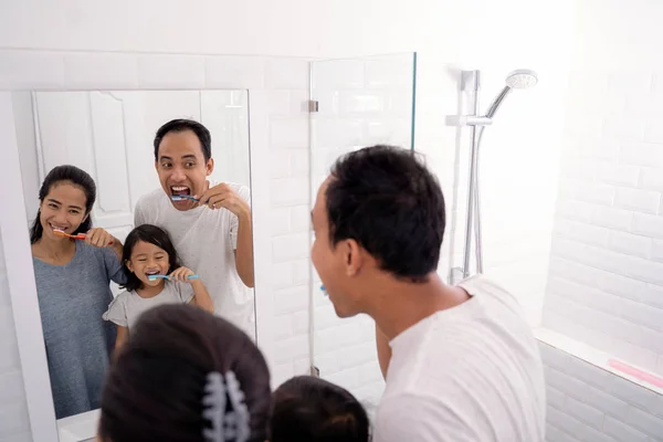 Happy asian family brush their teeth together — Stock Photo, Image