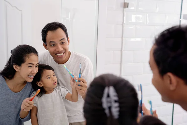 Feliz asiático familia cepillo su dientes juntos —  Fotos de Stock