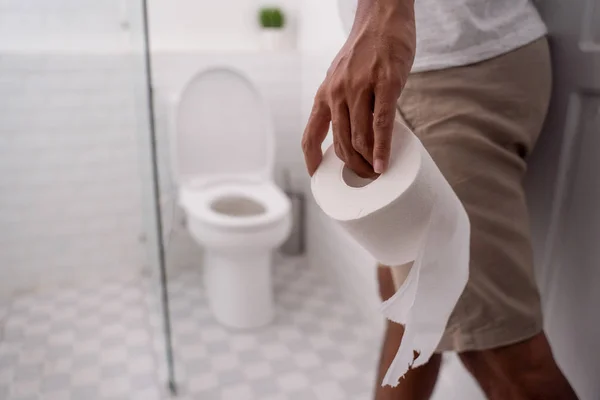 Hand holding toilet paper before using it — Stock Photo, Image