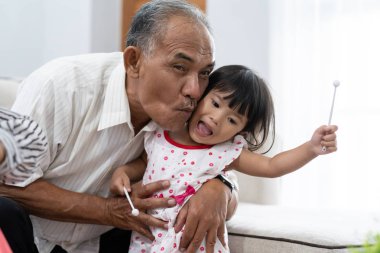 torunu ksilofon saz zevk öpücük onun dedesi önlemek için