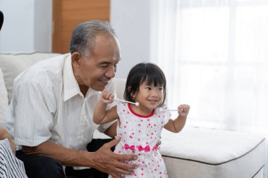 dedesi onun küçük Prenses ne zaman mola bir müzik aleti çalma ile bir beraberlik