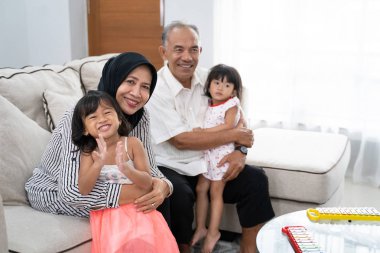 Büyükbaba veya büyükanne ve torunu birlikte oynarken eğleniyor