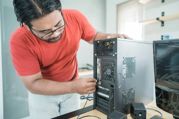 Retrato do técnico instalar um novo hardware uma parte do computador pessoal — Fotografia de Stock