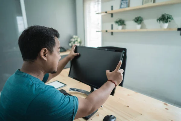 Retrato de trabalhador de estresse sobre um problema de monitor quando seu sério fazendo um trabalho — Fotografia de Stock