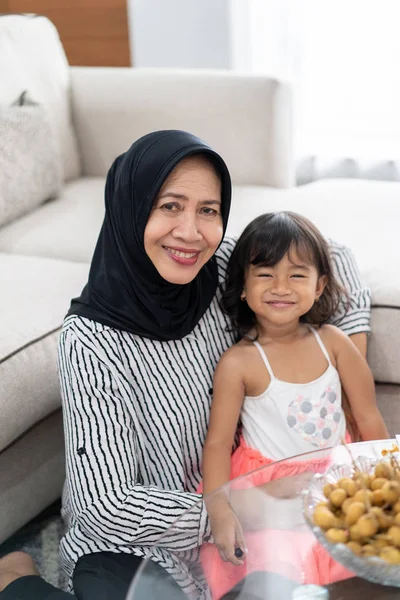 孫娘を一緒に笑顔でアジアの祖母 — ストック写真