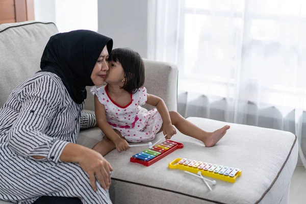 Granddaugther は、ひよこにおばあちゃんにキスします。 — ストック写真