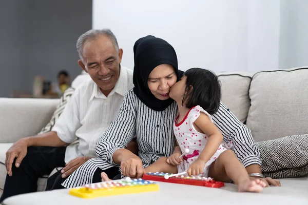 Granddaugther beso su abuela en un polluelo —  Fotos de Stock