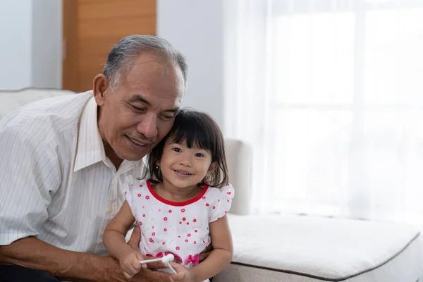 Juntos del abuelo se preocupa y cariñoso con la nieta feliz —  Fotos de Stock