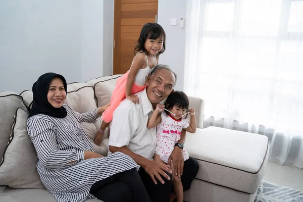 Kakek-nenek Muslim dari Asia yang bahagia dengan cucu-cucu mereka di rumah — Stok Foto