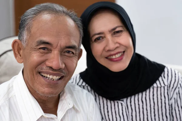 Pasangan muslim senior asia melihat ke kamera — Stok Foto