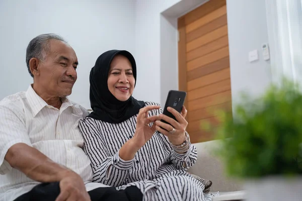 Maduro asiático casal usando smartphone — Fotografia de Stock