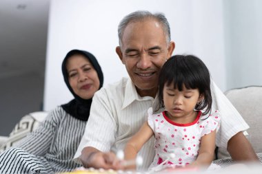 müzik aleti ksilofon büyükbaba veya büyükanne evde ile oynamak