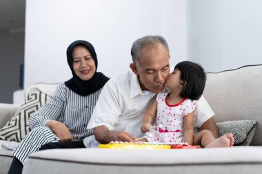 mutlu Asya büyükbaba veya büyükanne torunu ile eğleniyor