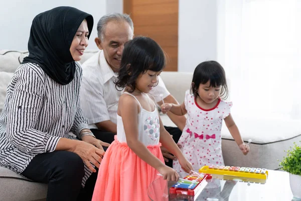 Büyükbaba veya büyükanne ile birlikte oynarken onların granddaughters — Stok fotoğraf