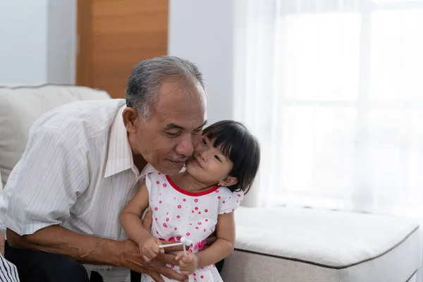 Retrato de una princesita besando a su abuelo como símbolo de cariño —  Fotos de Stock