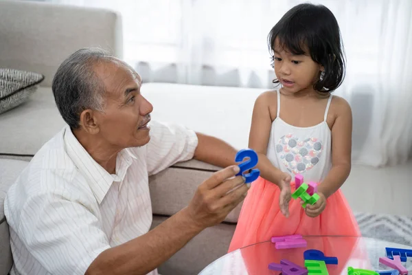Abuelo enseñando a sus nietos sobre la carta —  Fotos de Stock